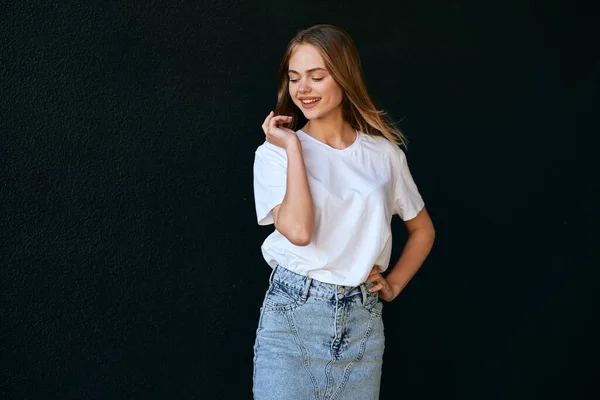 Bonita mujer al aire libre caminar aire libre estilo de vida — Foto de Stock