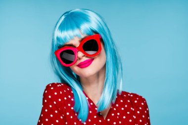 Mavi peruklu güzel kadın. Güneş gözlüklü. Yakın plan.