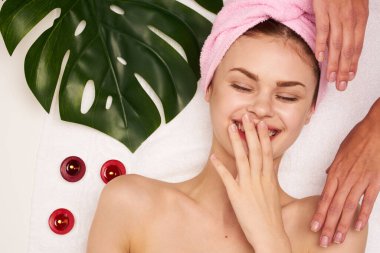 Çıplak omuzlu kadın güzellik salonu cilt bakımı