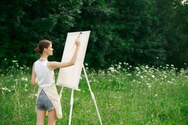 Kadın ressam manzara çiziyor doğa yaratıcı çiziyor