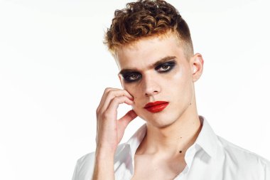 Erkek transseksüel kadın makyaj stüdyosu pozu