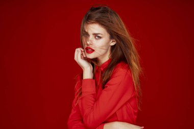 Kırmızı gömlekli kadın moda kırmızı dudaklı eğlence
