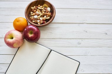 Meyve gevrekleri düzgün beslenme notları kahvaltı diyeti üst görünümü