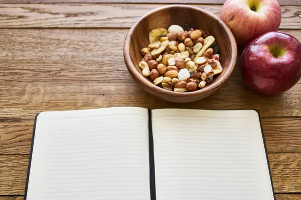 Colazione secca cereali blocco note dieta fondo di legno — Foto Stock