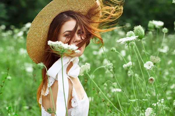 帽子の白いドレスの花を持つ女性自然リラクゼーション — ストック写真