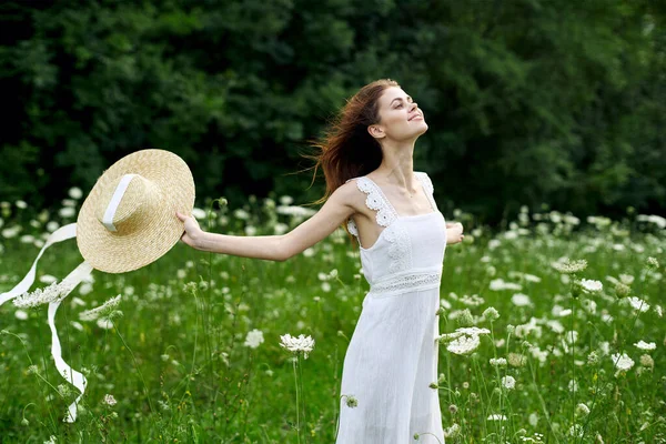 Femme en robe blanche chapeau nature champs fleurs — Photo