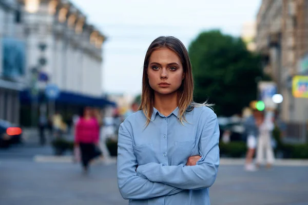 Kobieta na zewnątrz w parku miasto spacer wypoczynek — Zdjęcie stockowe