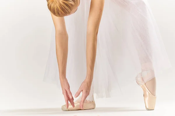 Ballerina donna elegante stile arte equilibrio artista studio stile di vita — Foto Stock