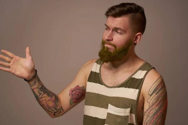 Narodowy brodaty mężczyzna w pasiastych tatuażach hipsterskich na ramionach — Zdjęcie stockowe