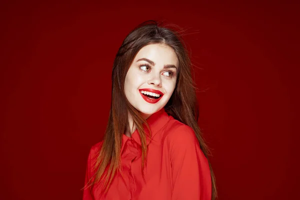 Bela mulher penteado maquiagem vermelho camisa modelo — Fotografia de Stock