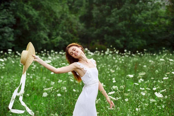 Весела жінка в полі на відкритому повітрі квіти свіже повітря свобода — стокове фото
