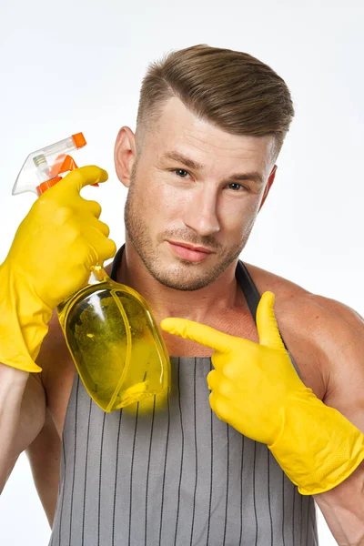 筋肉をポーズさせるエプロン洗剤の陽気な男 — ストック写真