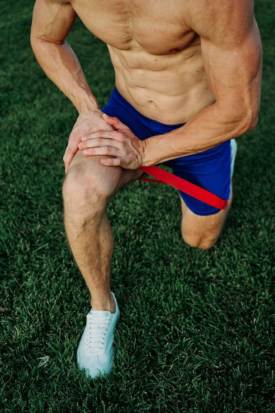 Atlético homem trabalhando fora no parque crossfit exercício — Fotografia de Stock