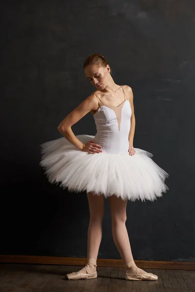 Bailarina danza clásico rendimiento el fondo oscuro —  Fotos de Stock