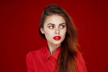 Kırmızı gömlekli kadın moda kırmızı dudaklı eğlence