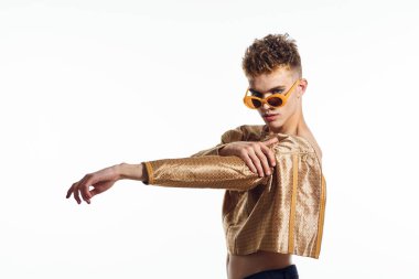 Kadın makyaj transseksüeli olan bir adam moda dünyasına poz veriyor.