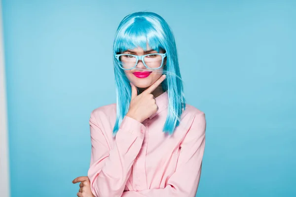 Glamouröse Frau blaue Perücke Make-up Mode posiert — Stockfoto