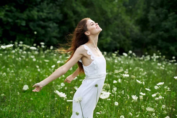 Mujer alegre al aire libre flores libertad verano naturaleza — Foto de Stock