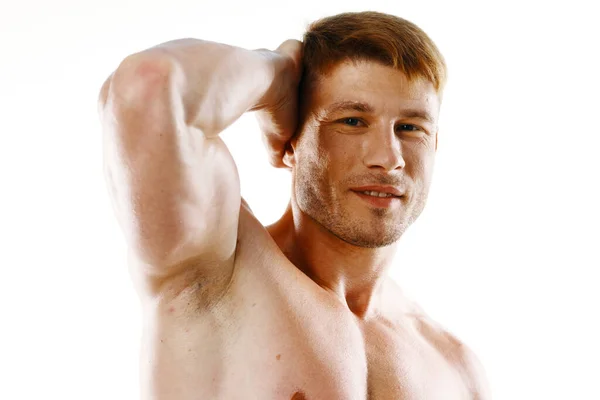 Hombre con un cuerpo bombeado musculación primer plano entrenamiento culturistas —  Fotos de Stock
