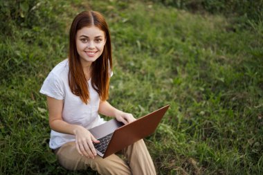 Neşeli kadın dışarıda dizüstü bilgisayar iletişimi internet eğlencesi