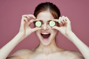 Neşeli kadın salatalıklar vitaminler temiz cilt sağlığı