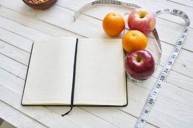 Bantla ölçülen not defteri meyve kahvaltısı beslenme kondisyonu