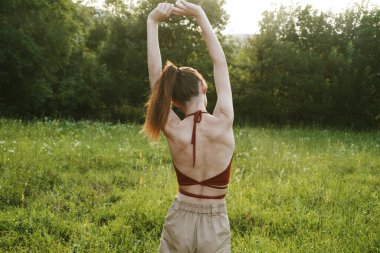 Kadınlar açık havada eğlence yazları temiz hava