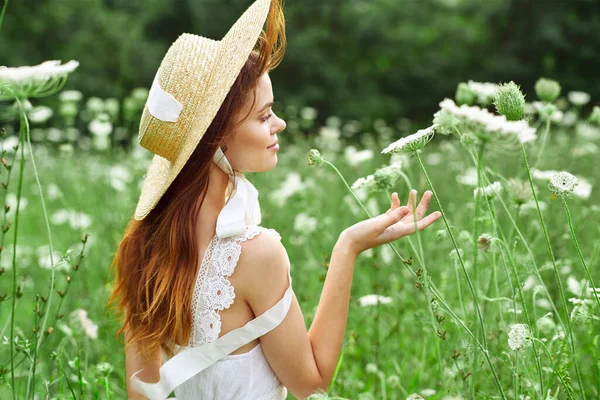 帽子の白いドレスの花を持つ女性自然リラクゼーション — ストック写真