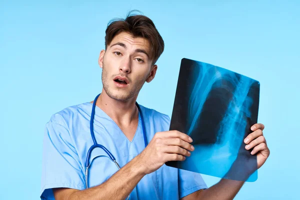 Infermiere trattamento paziente ospedale medicina blu sfondo — Foto Stock