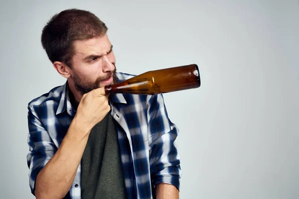 演奏されたシャツを着た男がビールを飲み — ストック写真