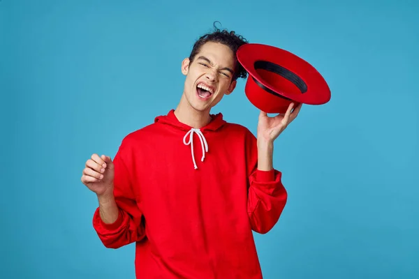 Lockig kille i en röd tröja poserar mode modern hipster stil — Stockfoto