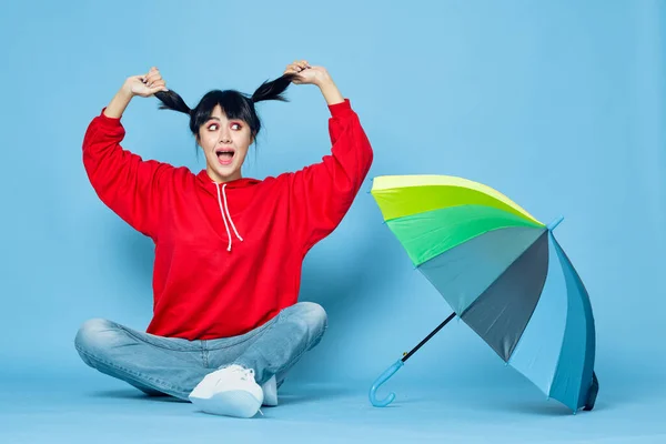 Vrolijke vrouw in rood t-shirt regenboog kleur paraplu mode — Stockfoto