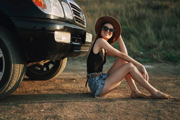 ผู้หญิงในแว่นตากันแดดใกล้รถท่องเที่ยวฤดูร้อน ภูมิทัศน์วันหยุด — ภาพถ่ายสต็อก