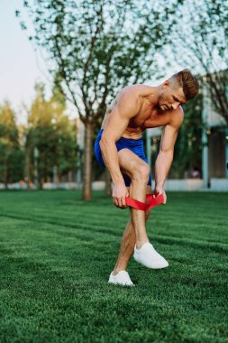 Parklarda vücut geliştirme egzersizi yapan erkek sporcu.