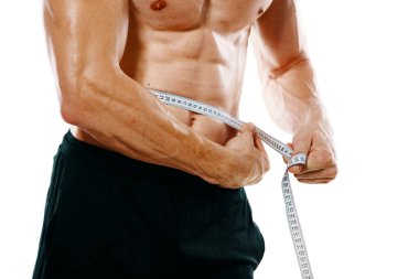 Kaslı vücut ölçülerine bant takmış atletik bir adam.