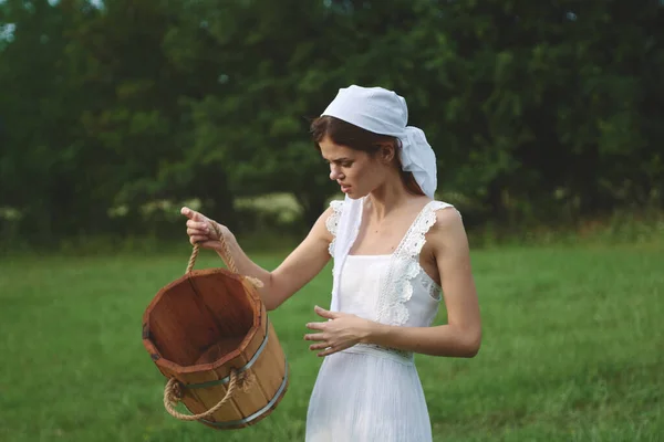 Žena v bílých šatech venkov vesnice příroda ekologie — Stock fotografie