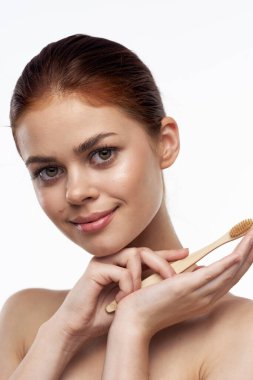 Çıplak omuzlu, neşeli bir kadın diş fırçası, diş fırçası, ağız bakımı.