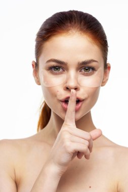 Neşeli kadın çıplak omuzlar açık ten maskesi