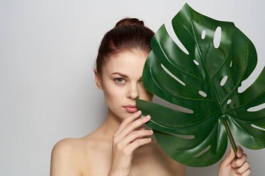 Neşeli kadın, çıplak omuzlar, kırmızı dudaklar, spa tedavisi.