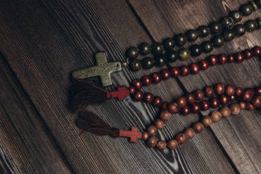 Ortodoks haçı olan boncuklar ahşap arka plan katolik Hıristiyanlığı