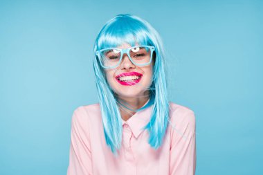 Göz kamaştırıcı kadın mavi peruk makyaj malzemesi