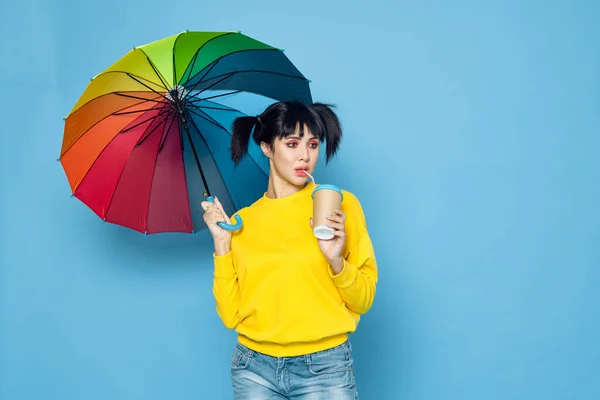 Vidám nő szivárvány színű esernyő pózol utcai stílus — Stock Fotó