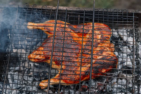 야외에서 구운 닭고기로 숯을 요리하는 모습 — 스톡 사진