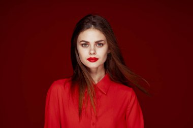 Güzel kadın saç stili makyaj kırmızı gömlek modeli