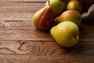 Ahşap masa üzerindeki armutlar yakın plan tarım vitaminleri.