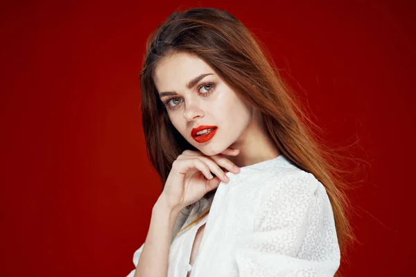Mulher elegante com lábios vermelhos em vermelho branco vestido isolado fundo — Fotografia de Stock