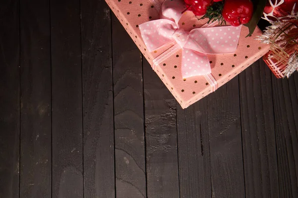 Scatola regalo rosa Natale vacanza decorazione ghirlanda — Foto Stock