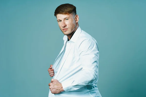 Hombre deportivo en camisa desabotonada con corbata muscular posando —  Fotos de Stock