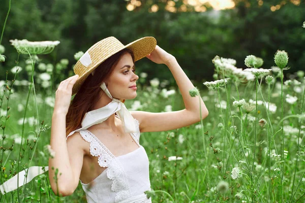 Beyaz şapkalı kadın, çiçekler, doğal rahatlama. — Stok fotoğraf