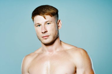 Havalı vücut egzersizi yapan yakışıklı sporcu.